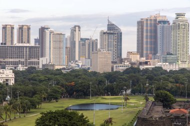 Intramuros 'tan Manila şehir manzarası