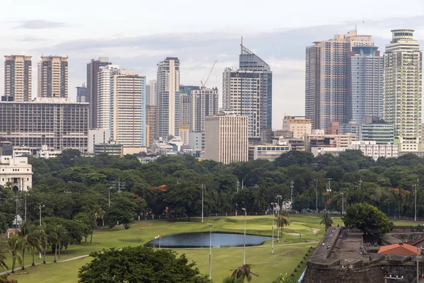 Intramuros 'tan Manila şehir manzarası