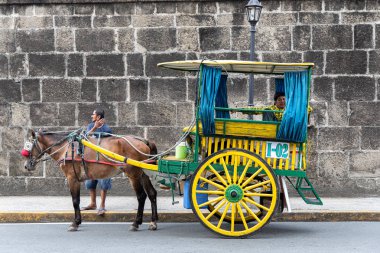 İntramuros, Manila, Filipinler'de misafir bekleyen bir kalesa, 9 Haziran 2019