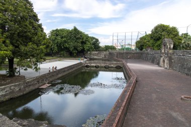 İntramuros' taki Fort Santiago' da hatıra fotoğrafı çekenler, Manila, Filipinler, 9 Haziran 2019