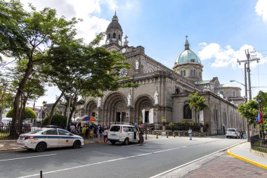 İntramuros,Manila, Filipinler'deki Manila Katedrali'ni ziyaret eden kişiler, 9 Haziran 2019