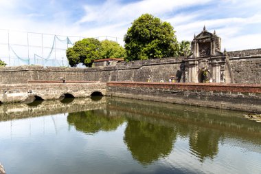 İntramuros'taki Fort Santiago'daki parkta yürüyen ler, Manila, Filipinler,Haziran 9,2019