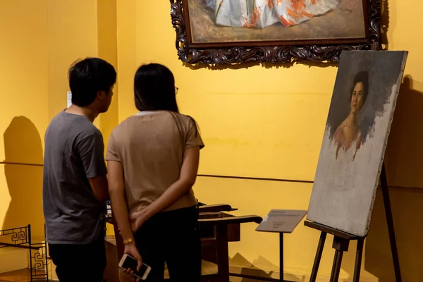 Άτομα που παρακολουθούν εκθέματα στο Εθνικό Μουσείο Καλών Τεχνών, Μανίλα, Φιλιππίνες, Ιούνιος 8, 2019 — Φωτογραφία Αρχείου