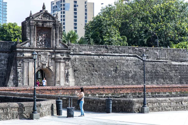 İntramuros' taki Fort Santiago' da hatıra fotoğrafı çekenler, Manila, Filipinler, 9 Haziran 2019 — Stok fotoğraf