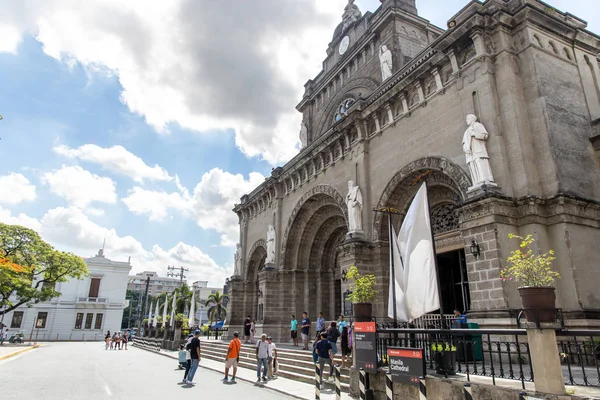 Personas que visitan la Catedral de Manila en Intramuros, Manila, Filipinas, junio 9,2019 —  Fotos de Stock