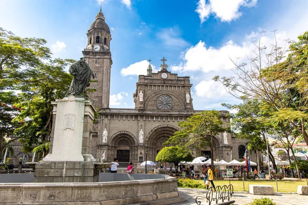 İntramuros,Manila, Filipinler'deki Manila Katedrali'ni ziyaret eden kişiler, 9 Haziran 2019 — Stok fotoğraf