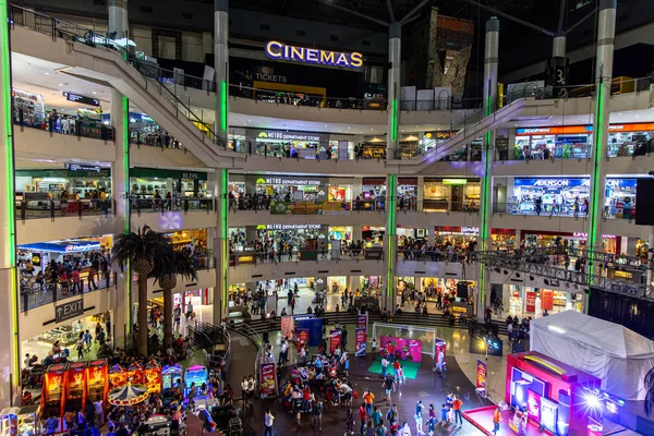 Personas que compran en Market Market mall, Makati, Filipinas, junio 23,2019 — Foto de Stock