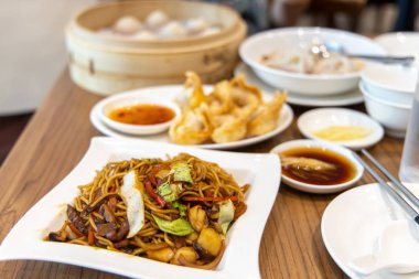 Çin usulü kızarmış erişte