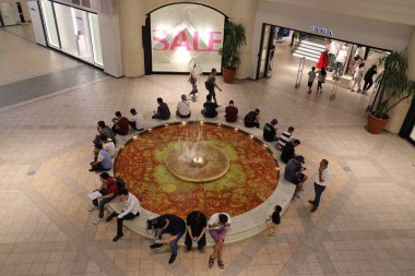 Power plant Mall'da bekleyenler, Makati city, Filipinler, 6 Temmuz 2019