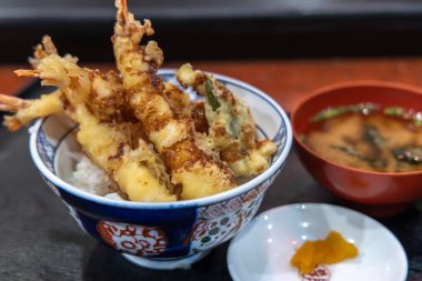 Kaselerde pilav lı kızarmış karides