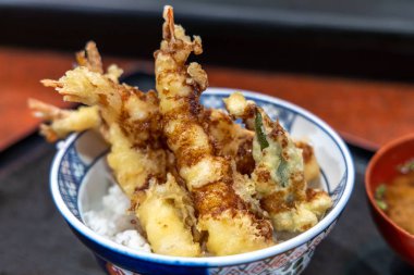 Kaselerde pilav lı kızarmış karides