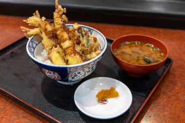 Kaselerde pilav lı kızarmış karides