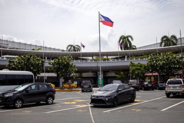 Manila havaalanı terminalinde park edilen arabalar 2, Manila, Filipinler, 21 Tem, 2019