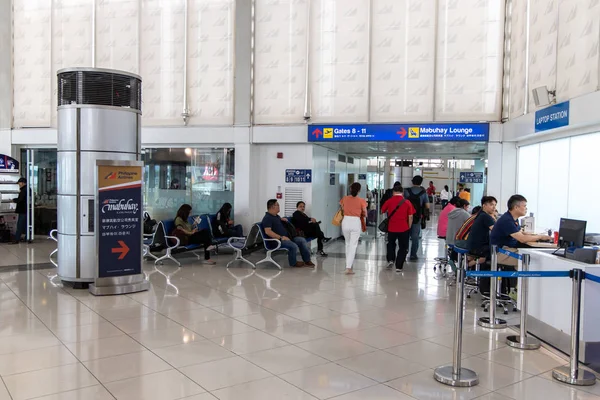 Pessoas usando computadores no terminal do aeroporto de NAIA 2, Manila, Filipinas, 18 de julho de 2019 — Fotografia de Stock