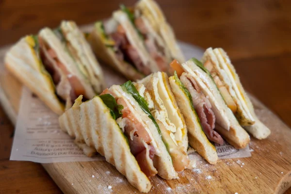 Club-Sandwich auf dem Tisch — Stockfoto