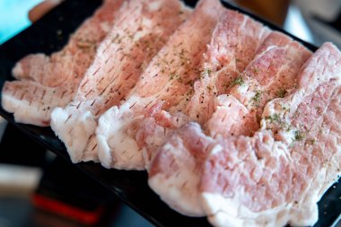 Kore tarzı domuz samgyeopsal kesilmiş