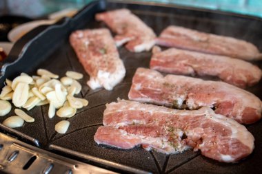 Sarımsak ile Kore tarzı barbekü Samgyeopsal