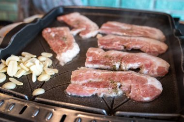Sarımsak ile Kore tarzı barbekü Samgyeopsal