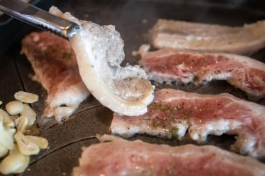 Sarımsak ile Kore tarzı barbekü Samgyeopsal