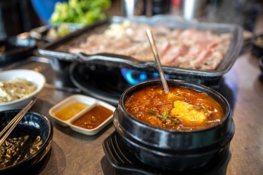 Garnitür ile Kore tarzı domuz barbekü Samgyeopsal