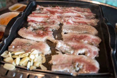 Sarımsak ile Kore tarzı barbekü Samgyeopsal