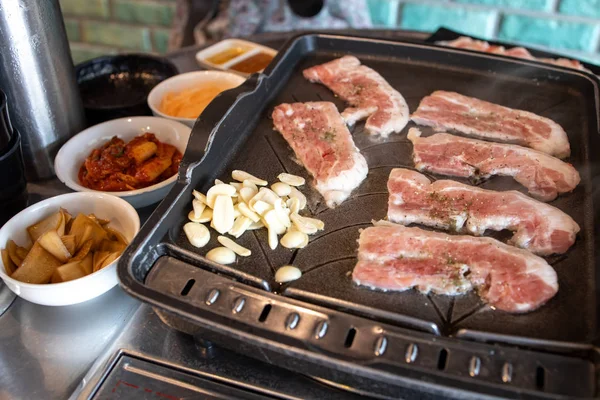 Koreai stílusú grill samgyeopsal fokhagymával — Stock Fotó