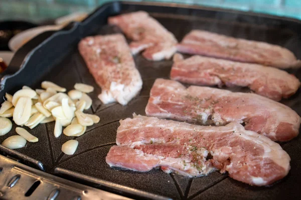 Sarımsak ile Kore tarzı barbekü Samgyeopsal
