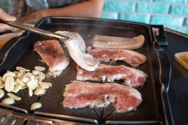 마늘을 곁들인 한국식 바베큐 삼계술 — 스톡 사진