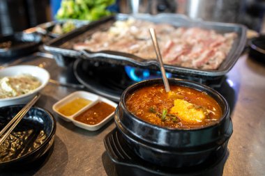 Garnitür ile Kore tarzı domuz barbekü Samgyeopsal