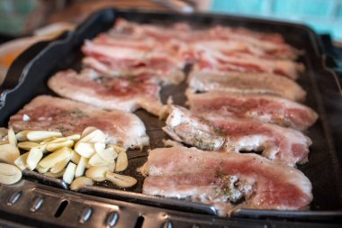 Sarımsak ile Kore tarzı barbekü Samgyeopsal