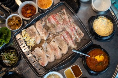Garnitür ile Kore tarzı domuz barbekü Samgyeopsal