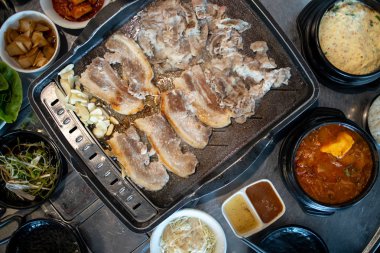 Garnitür ile Kore tarzı domuz barbekü Samgyeopsal