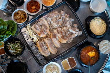 Garnitür ile Kore tarzı domuz barbekü Samgyeopsal