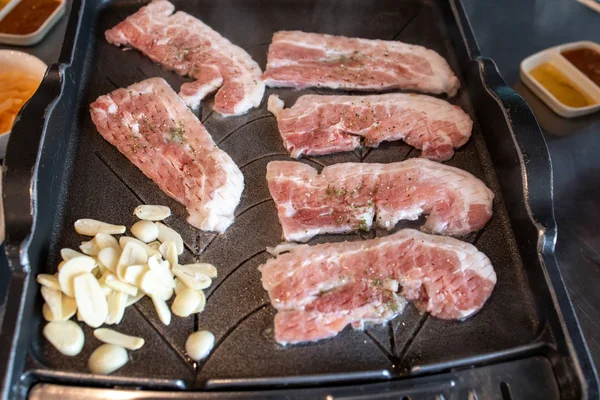 Barbacoa estilo coreano Samgyeopsal con ajo — Foto de Stock