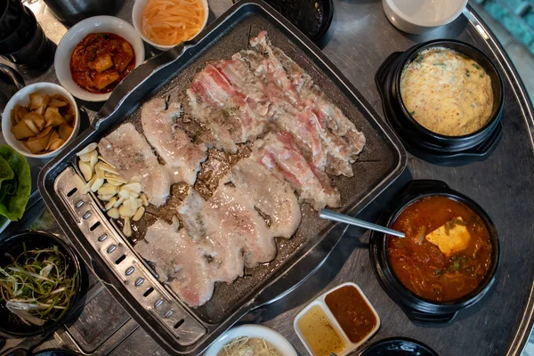 Корейский стиль свинины барбекю Samgyeopsal с гарниром — стоковое фото