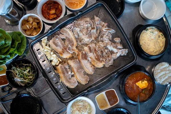 Barbacoa de cerdo estilo coreano Samgyeopsal con guarnición —  Fotos de Stock