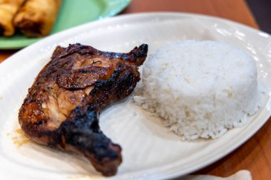 ızgara tavuk pilav ve salata ile