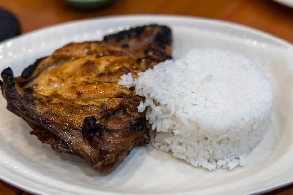 Pollo a la parrilla con arroz y ensalada — Foto de Stock