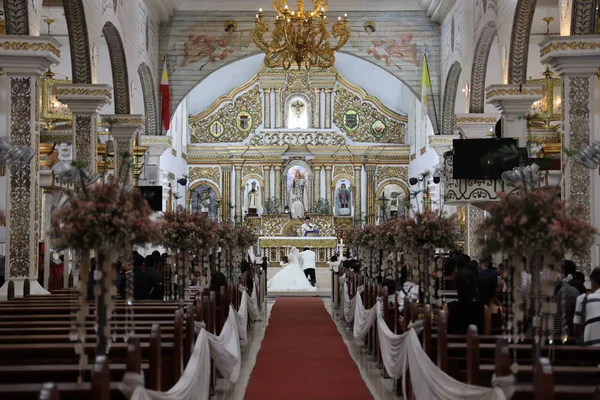 Oaspeții care participă la o ceremonie de nuntă în biserica Barasoain, Bulacan, Filipine, 17 aug 2019 — Fotografie, imagine de stoc