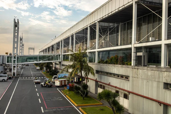 Equipaje móvil de automóviles en la terminal 2 del aeropuerto de NAIA, Manila, Filipinas, 20 de agosto de 2019 —  Fotos de Stock