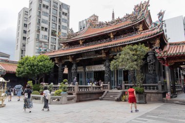 Lungshan Tapınağı ana kapısında yürüyen ler, Taipei City, Tayvan, Ağu 20, 2019