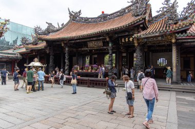 Lungshan Tapınağı ana kapısında yürüyen ler, Taipei City, Tayvan, Ağu 20, 2019