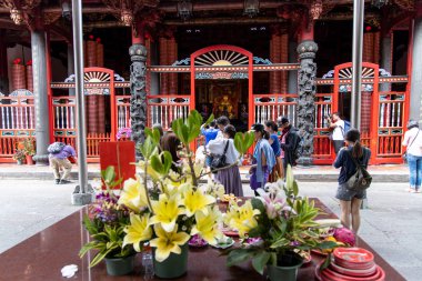 Lungshan tapınağında dilek tutan lar, Taipei City, Tayvan, Ağu 20, 2019