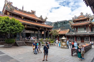Lungshan Tapınağı ana kapısında yürüyen ler, Taipei City, Tayvan, Ağu 20, 2019