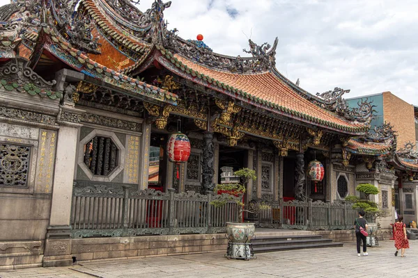 Pessoas andando no portão principal do Templo Lungshan, Taipei City, Taiwan, 20 de agosto de 2019 — Fotografia de Stock