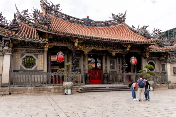 Pessoas andando no portão principal do Templo Lungshan, Taipei City, Taiwan, 20 de agosto de 2019 — Fotografia de Stock