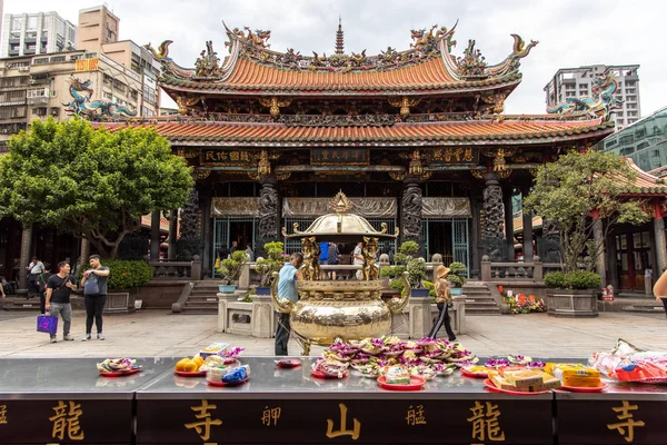 Personas que piden un deseo en un templo Lungshan, Taipei City, Taiwán, 20 de agosto de 2019 — Foto de Stock