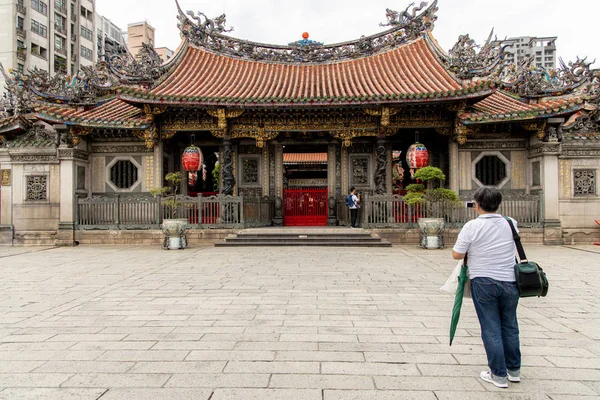 Pessoas andando no portão principal do Templo Lungshan, Taipei City, Taiwan, 20 de agosto de 2019 — Fotografia de Stock