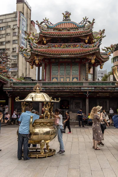 Personas que piden un deseo en un templo Lungshan, Taipei City, Taiwán, 20 de agosto de 2019 — Foto de Stock