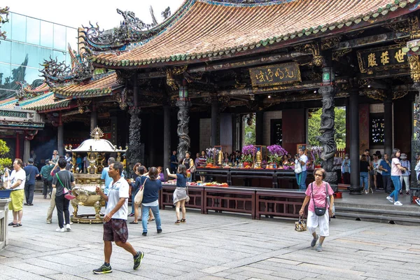 Personas caminando por la puerta principal del Templo Lungshan, Taipei City, Taiwán, 20 de agosto de 2019 — Foto de Stock